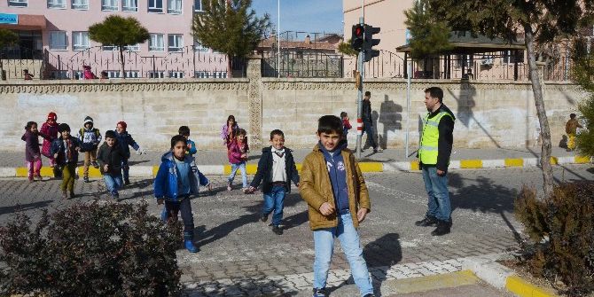 Ömerli İlçesinde Öğrencilerin Tehlikeli Okul Yolculuğu