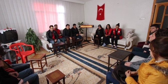 Gençler Şehidin Evini Ziyaret Etti