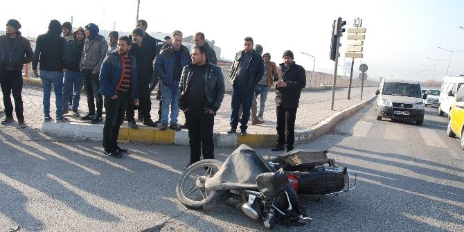 Motosiklet Yayaya Çarptı: 2 Yaralı