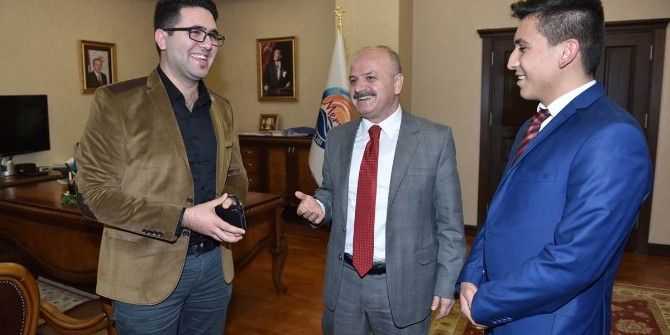 Vali Çakacak, Sosyal Medyadan ‘Kahve İçme’ Talebinde Bulunan Takipçilerini Kırmadı