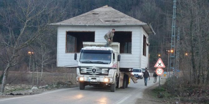 Baba Yadigarı Evi Kamyonla Taşıdı