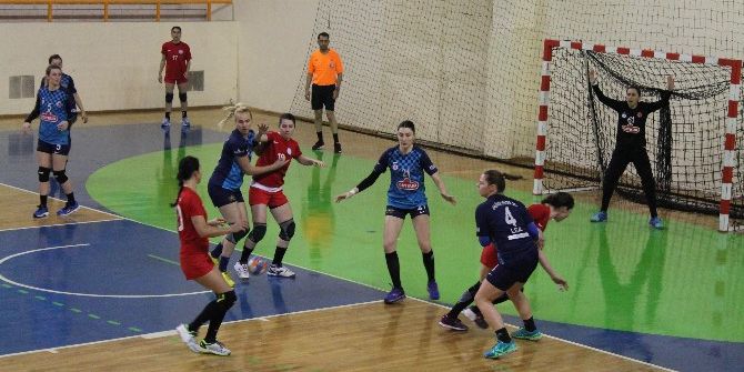 Bayan Hentbolcular Gol Yağdırdı