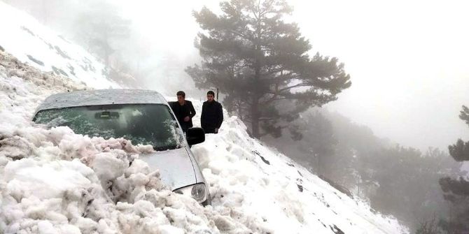 Alanya’da Otomobilin Üzerine Çığ Düştü