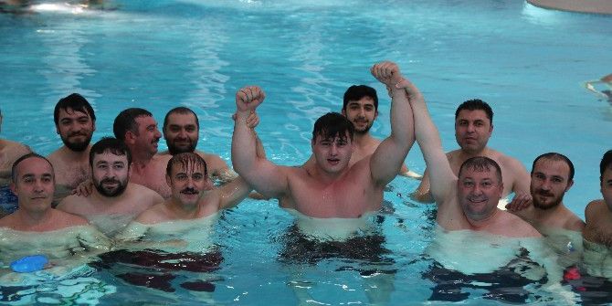 Milli Güreşçi Rıza Kayaalp, Rakibini Bu Kez Minderde Değil Havuzda Tuş Etti