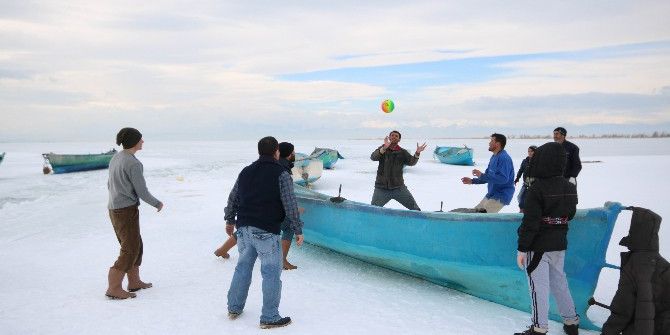 Konya’da Balıkçılar Donan Gölde Voleybol Oynadı