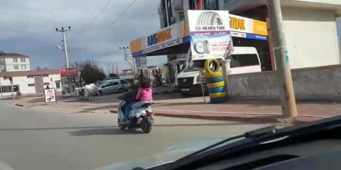 Çocukların Elektrikli Bisikletle Tehlikeli Yolculuğu