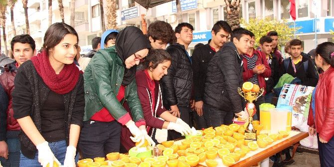 Kumluca’da Öğrenciler Portakal Suyu Dağıttı