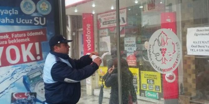 Duraklara Asılan İzinsiz Afişler İndirildi