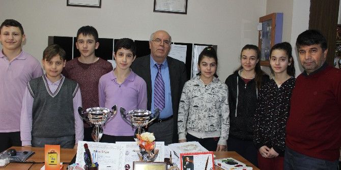 Yayla Ortaokulu Öğrencileri Çorum’dan İki Kupayla Döndü