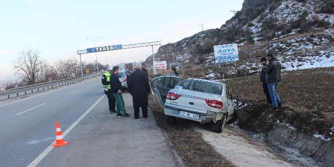 Otomobil Su Kanalına Düştü: 2 Yaralı