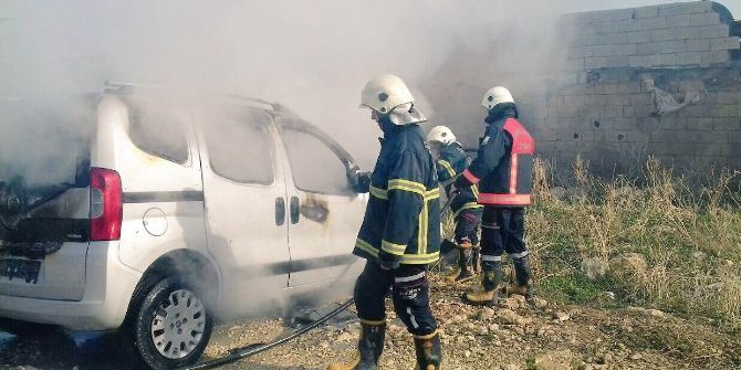 Oyun Oynayan Çocuk 3 Aracı Yaktı
