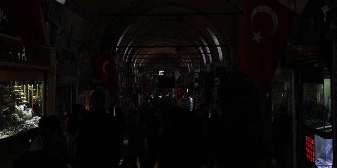 Kapalıçarşıda Elektrik Kesildi, Esnaf İsyan Etti