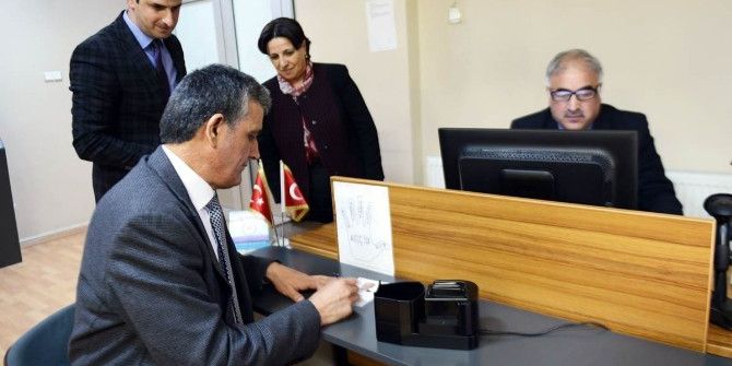 Vali Özefe, Yeni Kimlik İçin Başvuru Yaptı