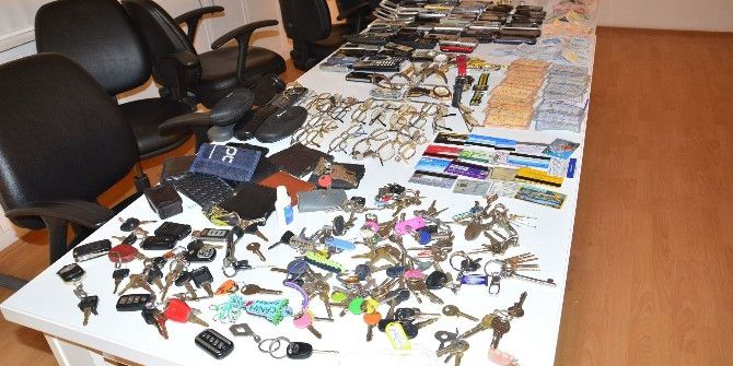 Yüzlerce Eşya Sahiplerini Bekliyor