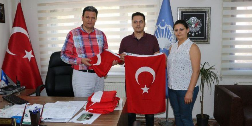 Büyükşehir Zabıtasından Bayrak Desteği