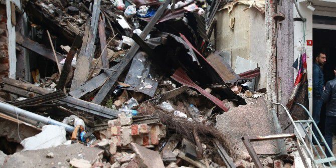 Fatih’te 3 Katlı Metruk Bina Çöktü