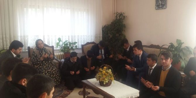 İmam Hatipli Öğrenciler Şehitler İçin Kuran-kerim Okudu