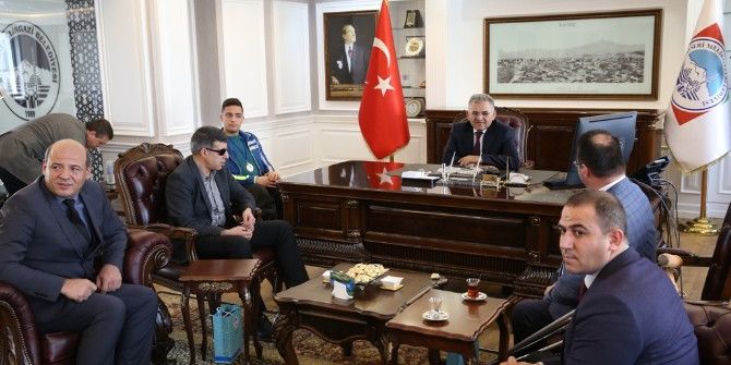 Engelli Basketbolcu Burak Şen Başkan Büyükkılıç’ı Ziyaret Etti