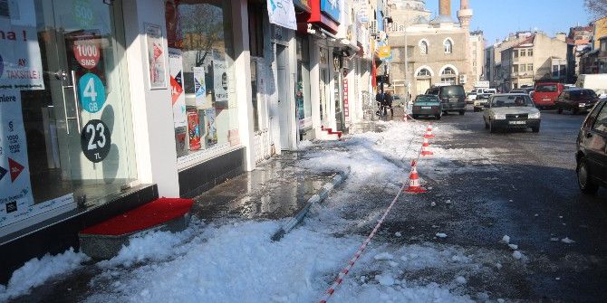 Konya’da Üzerine Kar Kütlesi Düşen Kişi Yaralandı