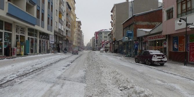 Kars Belediyesi, Etkili Olan Kar Yağışının Ardından Çalışmalarını Aralıksız Sürdürüyor