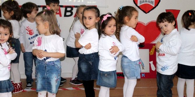 Minik Öğrencilerden Babalarına Sürpriz