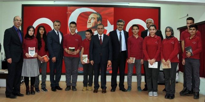 Karaman’da Öğrencilere Kitap Dağıtıldı