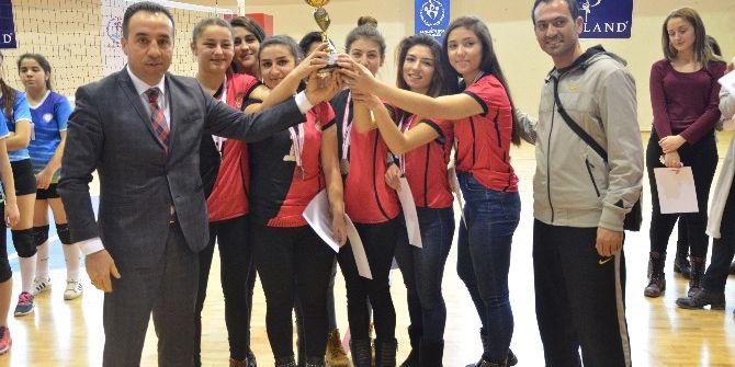 Okul Sporları Voleybol Müsabakaları Sona Erdi