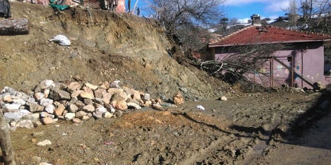 Heyelanın Taşıdığı Kayalar Okuldaki Oyun Alanına Düştü