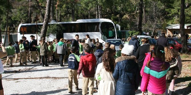 Okul Harçlıkları İle Barınağa 1 Ton Mama Bağışladılar