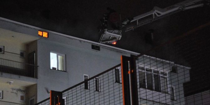 Çatı Yangını Site Sakinlerini Sokağa Döktü