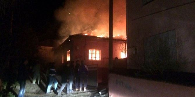 Manisa’da 2 Ev Alevlere Teslim Oldu