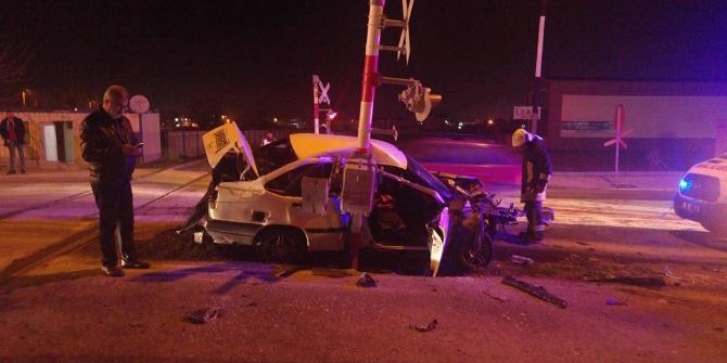 Otomobil Yolcu Trenine Çarptı: 1 Yaralı