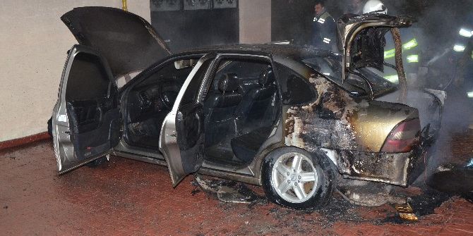 Park Halinde Alev Alan Otomobil Kullanılamaz Hale Geldi