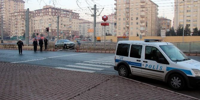 Otomobil Refüje Çıktı: 2 Yaralı