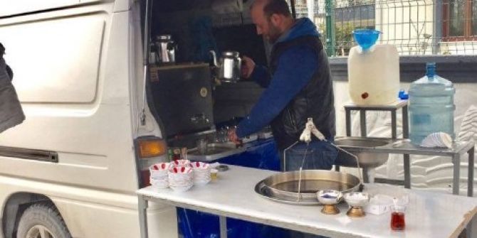 Minibüsünün Arkasını Seyyar Çay Ocağına Çevirdi