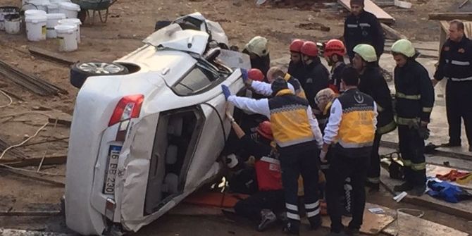 Okul İnşaatına Uçan Otomobilin Sürücüsü Hayatını Kaybetti
