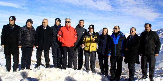 Hakkari’de Türküler Eşliğinde Doğaya Yem Bırakıldı