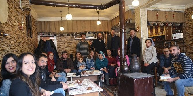 Sosyal Medyadan Örgütlenip Kitap Okuyorlar