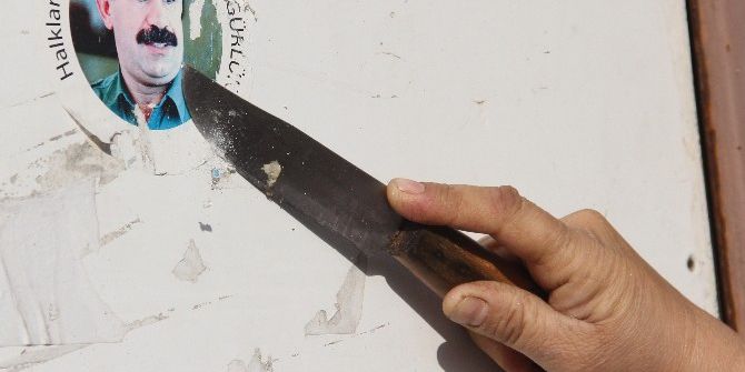 Polisi Gören Kadın Abdullah Öcalan Çıkarmasını Bıçakla Kazıdı