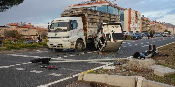 Ortaca’da Takla Atan Araç Kamyonun Altında Kaldı; 2 Yaralı