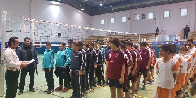 Voleybolda Evliya Çelebi Ortaokulu Adana Birincisi