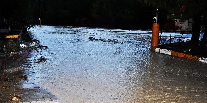 Manisa Kırkağaç’ta Mahalle Sular Altında Kaldı