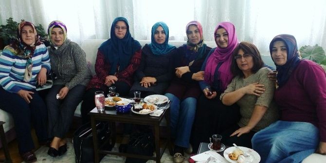 Ak Partili Kadınlar Kapı Kapı Dolaşarak Başkanlık Sistemini Anlatıyor