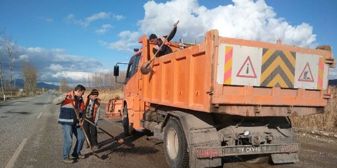 Hisarcık’ta Yollara Asfalt Yama Yapılıyor