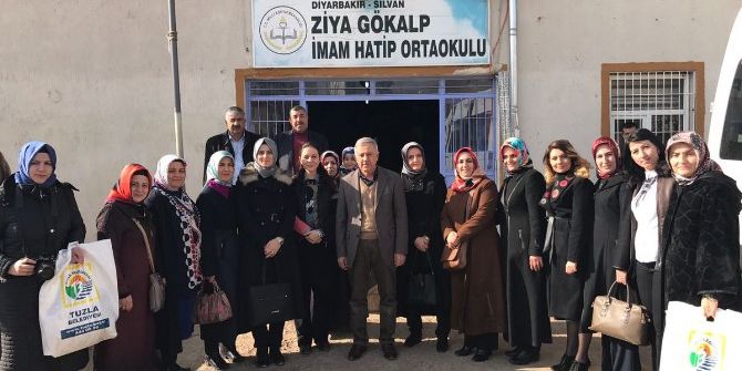 Ak Partili Kadınlardan Öğrencilere Yardım