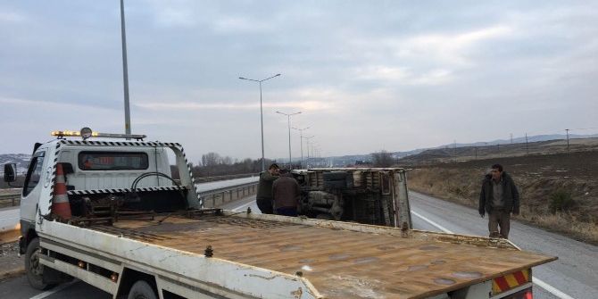 Kamyonet Devrildi: 2 Yaralı