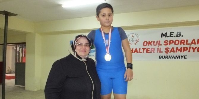 Ödülünü Annesinin Elinden Aldı