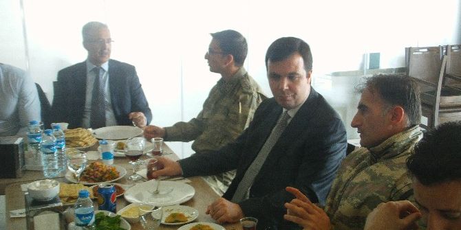 Kaymakam Vardar’ın Onuruna Yemek