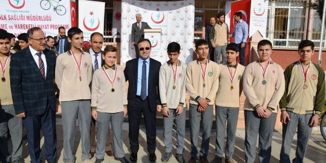 Vali Çataklı Bisiklet Dağıtım Törenine Katıldı