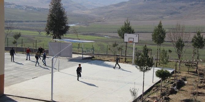 Cizre’de Köy Okullarına Modern Spor Sahaları